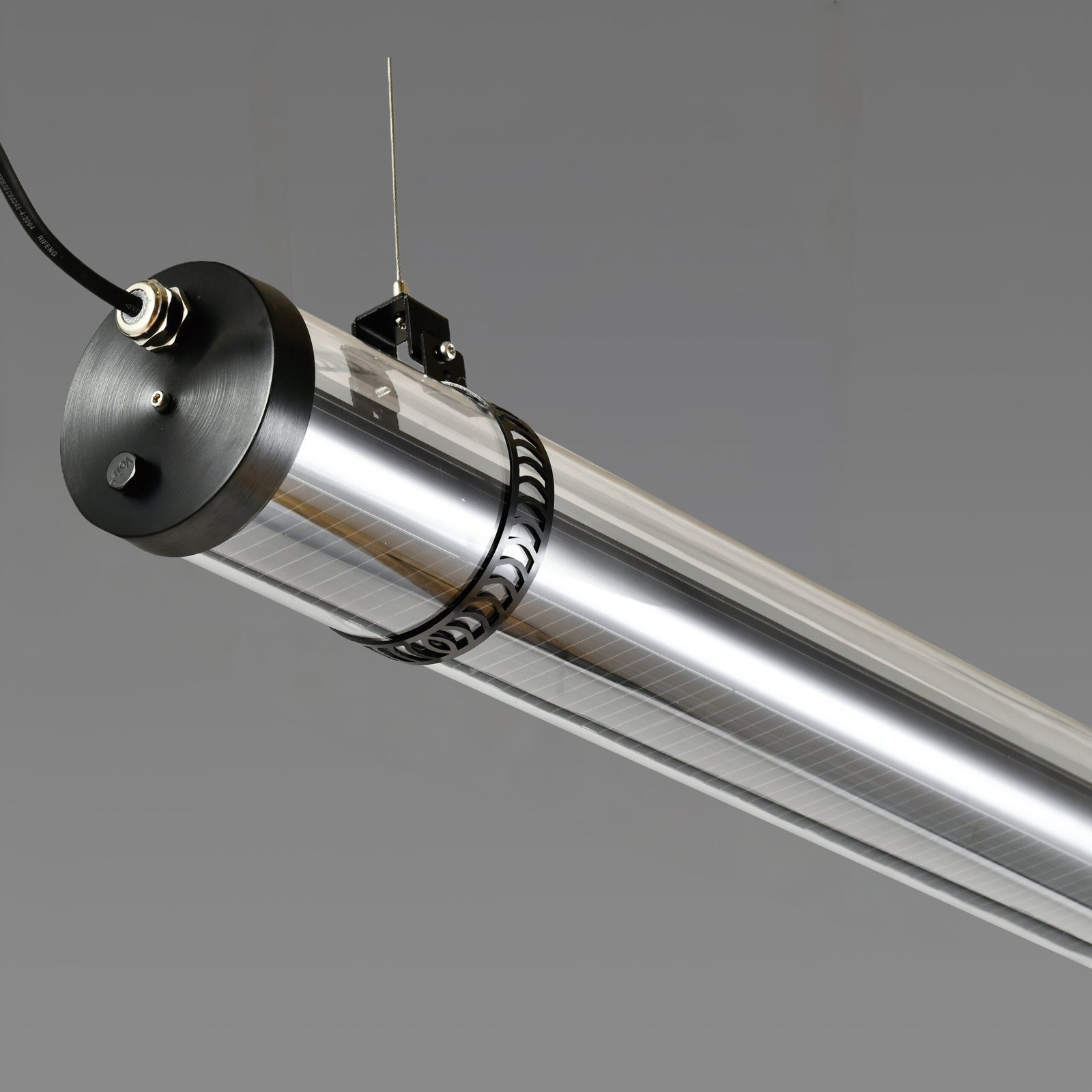 MANI Architectural tubular luminaire with linear directional emission and glare-controlled optic