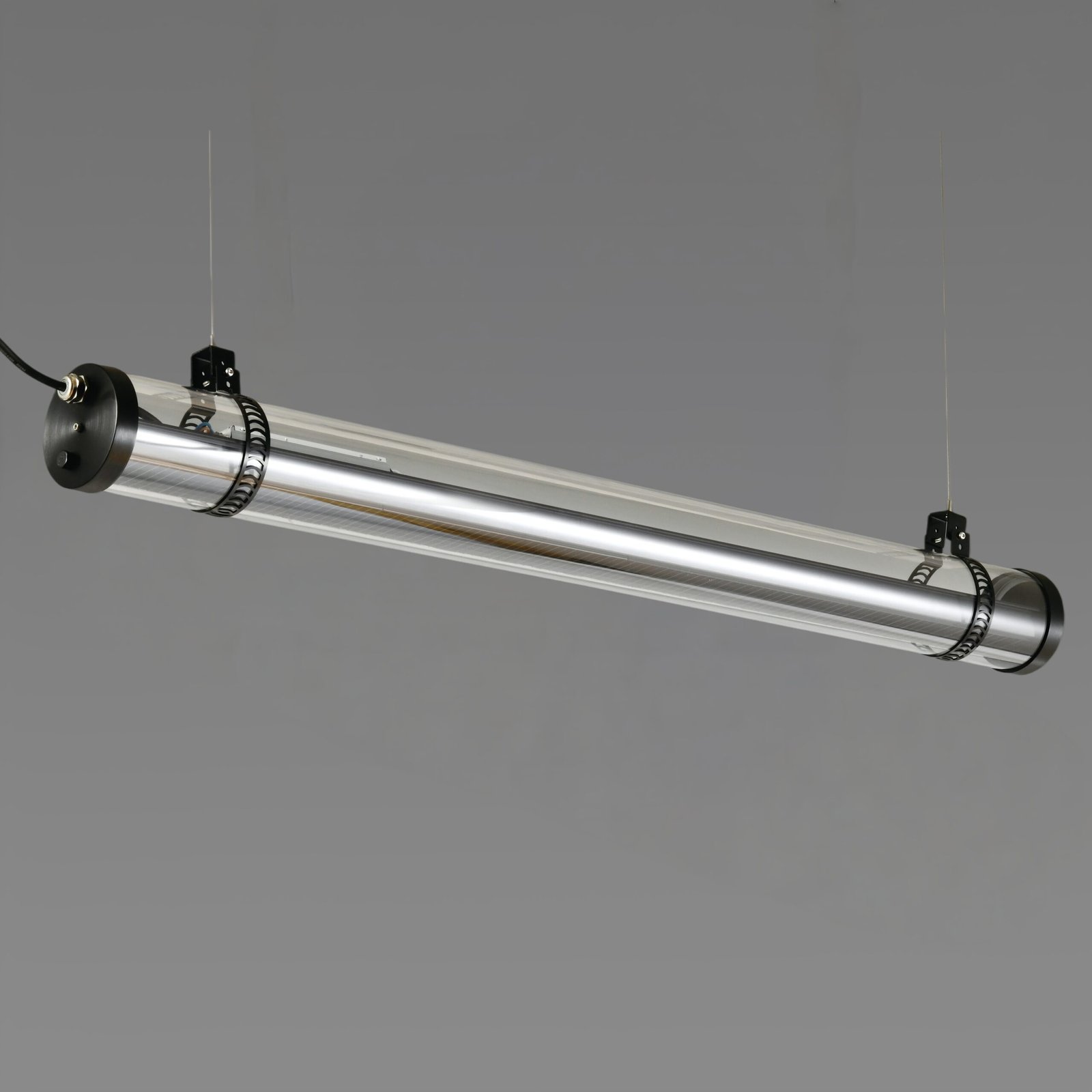 MANI Architectural tubular luminaire with linear directional emission and glare-controlled optic