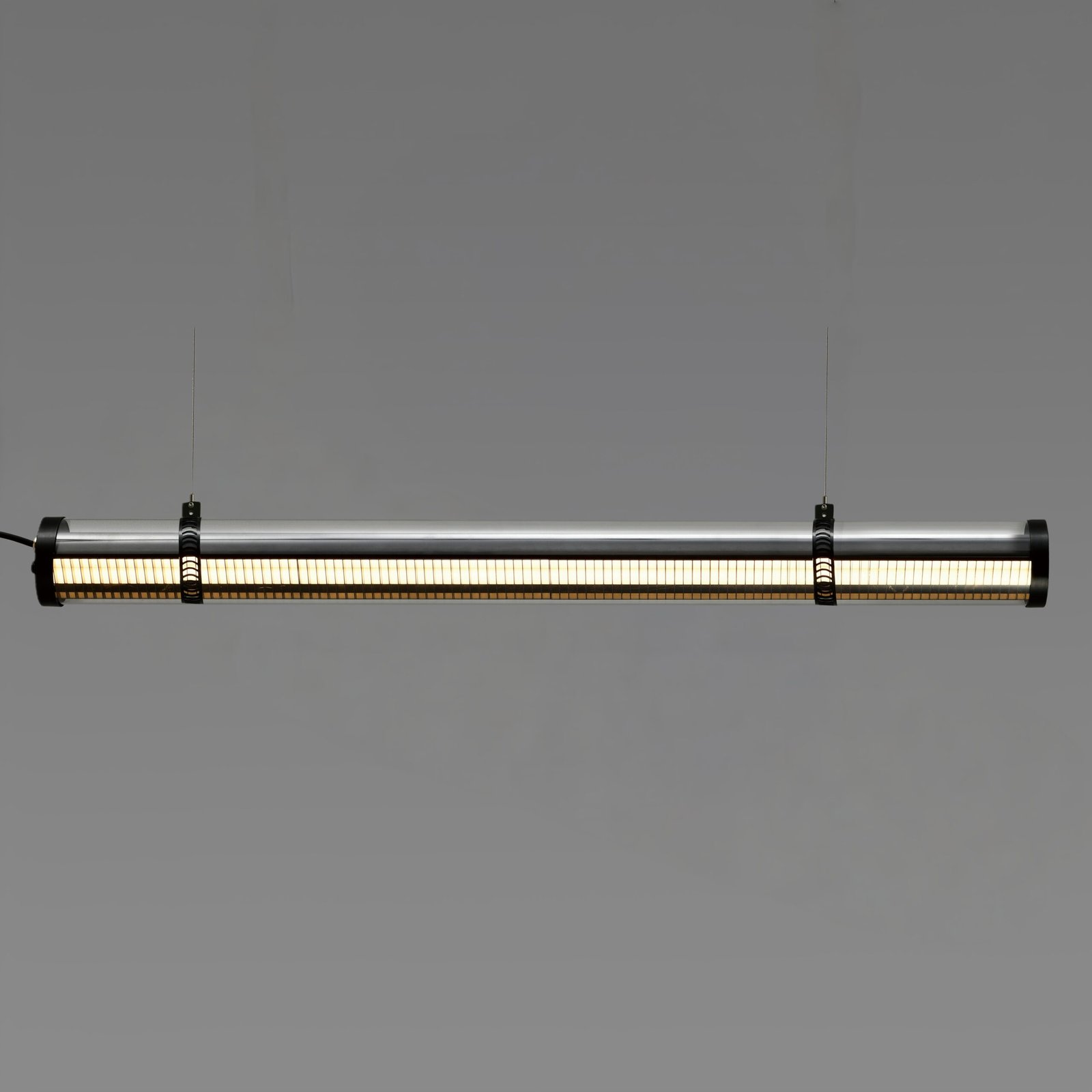 MANI Architectural tubular luminaire with linear directional emission and glare-controlled optic